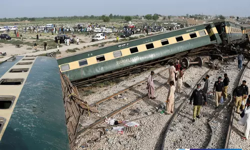 पाकिस्तान में बड़ा रेल हादसा रहमान बाबा एक्सप्रेस के 14 डिब्बे पटरी से उतरे