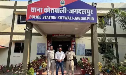 CG NEWS: शराब नहीं मिली तो तोड़ दिया दुकान का दरवाजा, हिस्ट्रीशीटर गिरफ्तार CG NEWS: शराब नहीं मिली तो तोड़ दिया दुकान का दरवाजा, हिस्ट्रीशीटर गिरफ्तार