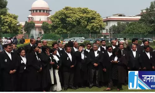 सुप्रीम कोर्ट परिसर में वकीलों का विरोध प्रदर्शन सुप्रीम कोर्ट परिसर में वकीलों का विरोध प्रदर्शन