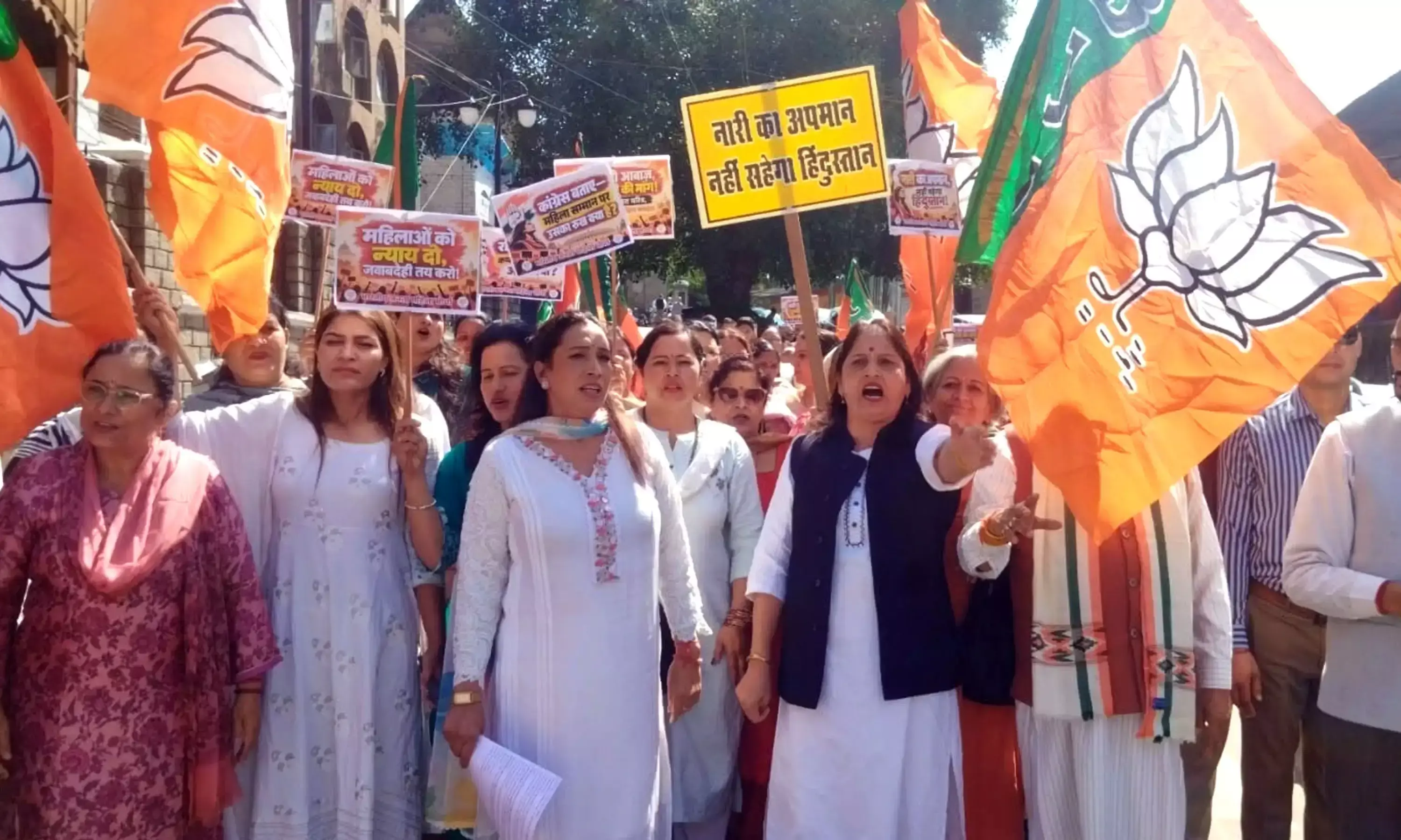 भाजपा महिला मोर्चा का मंडी में प्रदर्शन, राहुल गांधी के खिलाफ नारेबाजी