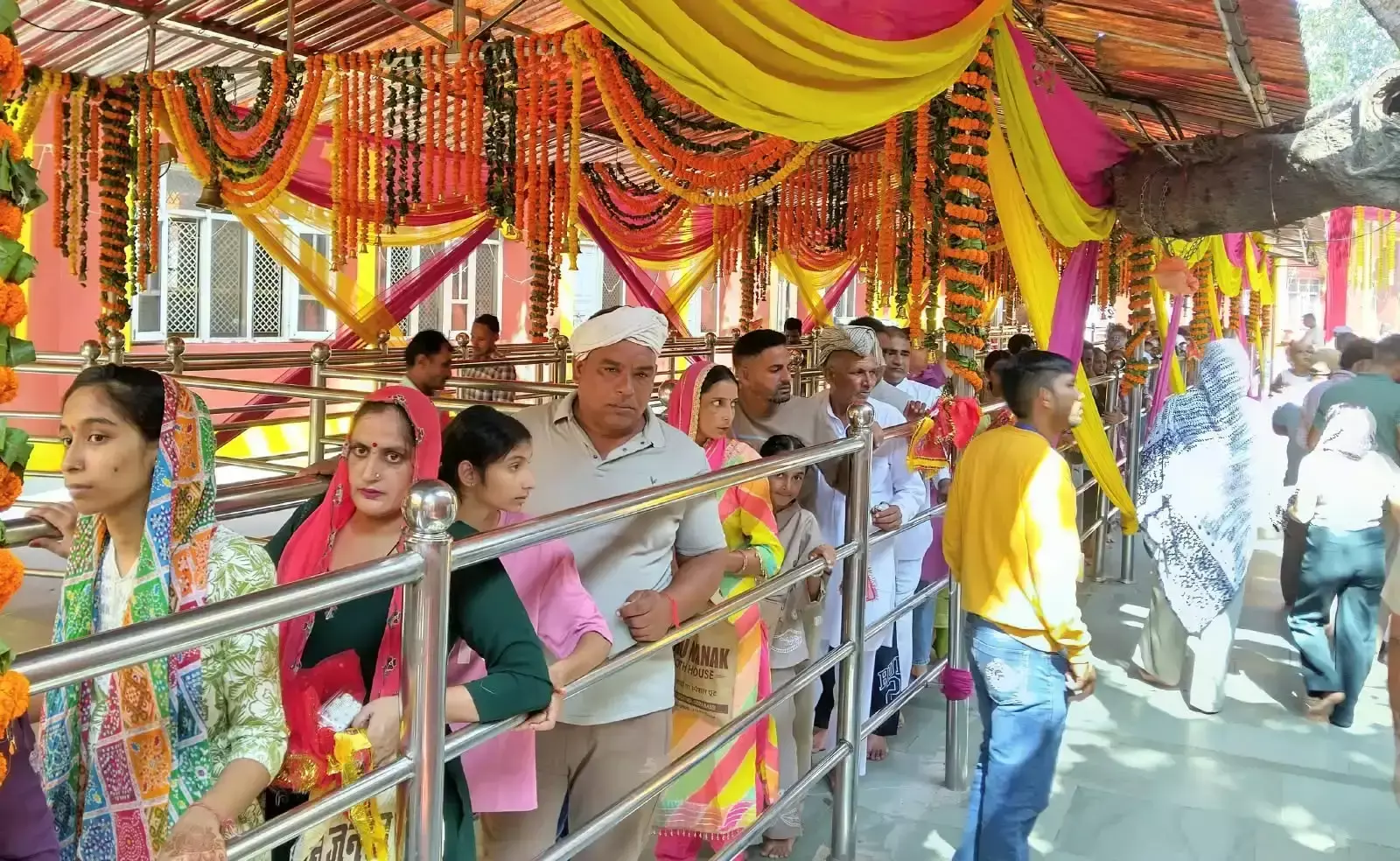त्रिलोकपुर मंदिर में दूसरे नवरात्र पर 13.87 लाख रुपये का चढ़ावा