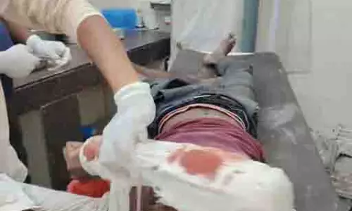 CG NEWS: खड़े ट्रक में जा घुसी तेज रफ्तार बाइक, एक युवक की मौत, दो गंभीर