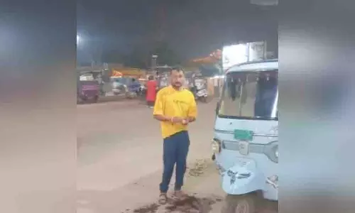 इतना गुस्सा! सवारी बैठाने को लेकर विवाद, ड्राइवर ने अपने ही ऑटो में लगा दी आग इतना गुस्सा! सवारी बैठाने को लेकर विवाद, ड्राइवर ने अपने ही ऑटो में लगा दी आग