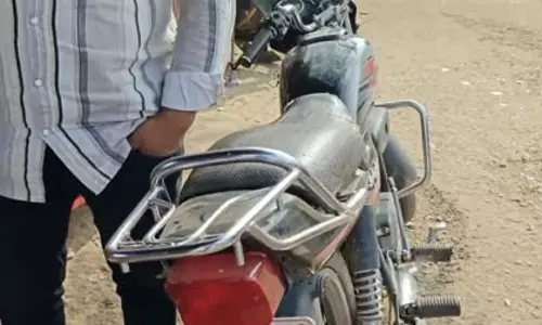 बाइक तलाशते हुए पुलिस के हाथ लगा चोरी की मोटरसाइकिलों का सुराग
