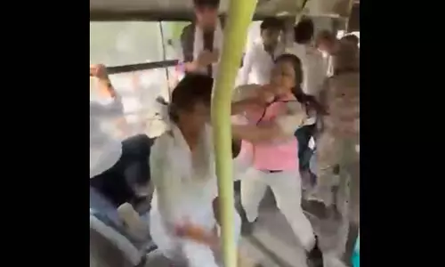 NSUI कार्यकर्ता और पुलिसकर्मी के बीच मारपीट, बस में मचा बवाल