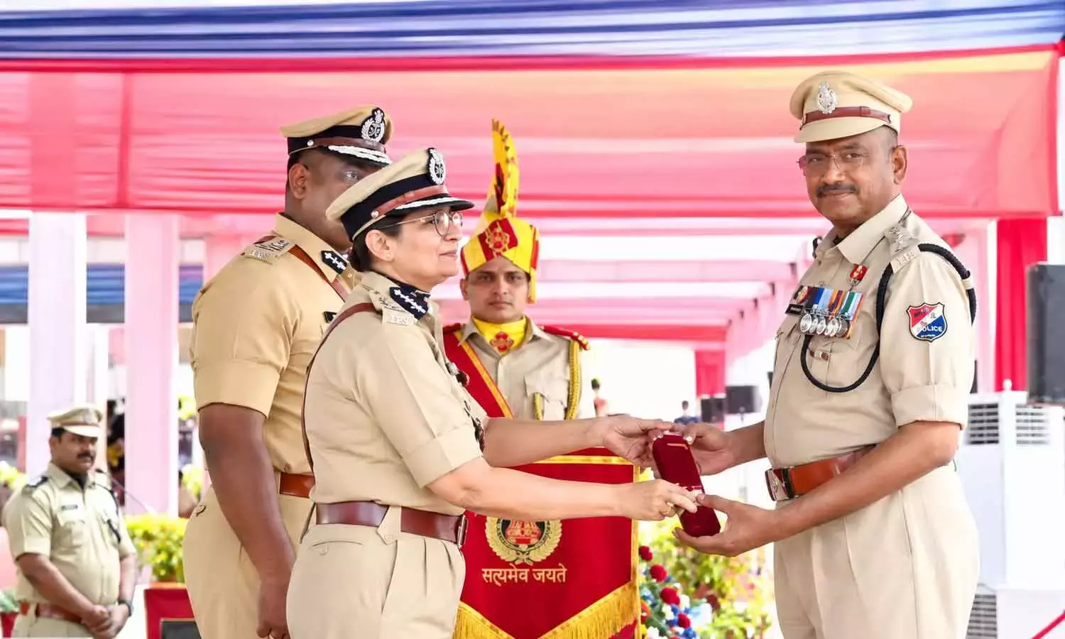 Andhra: गुंतकल डिवीज़न के RPF अधिकारी को राष्ट्रपति पुलिस पदक मिला Andhra: गुंतकल डिवीज़न के RPF अधिकारी को राष्ट्रपति पुलिस पदक मिला