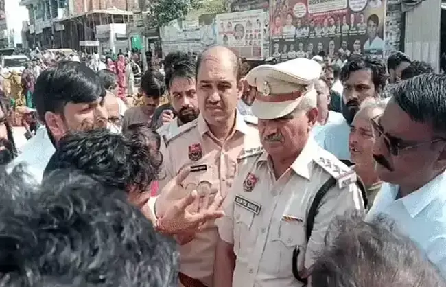 रेवाड़ी में नाबालिग की तलाश तेज करने की मांग, ग्रामीणों ने रोका रास्ता