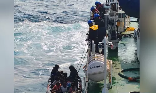 मुंबई में कोस्ट गार्ड का बड़ा एक्शन डीजल तस्करी के शक में 7 हिरासत में मुंबई में कोस्ट गार्ड का बड़ा एक्शन डीजल तस्करी के शक में 7 हिरासत में