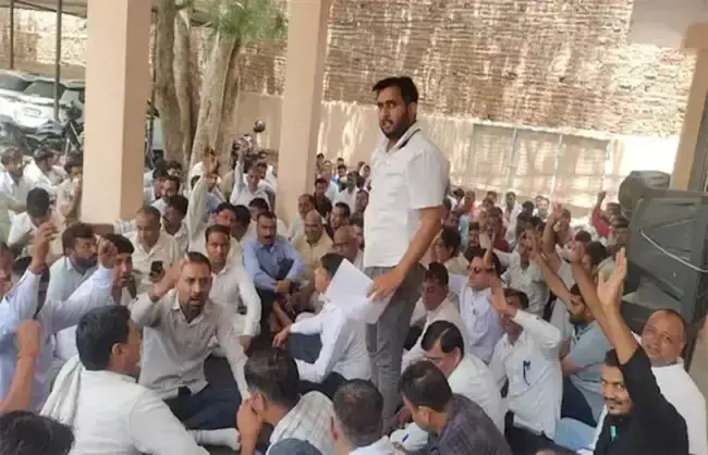 बिजली कर्मियों ने रिस्क अलाउंस बढ़ाने की मांग को लेकर उठाई आवाज बिजली कर्मियों ने रिस्क अलाउंस बढ़ाने की मांग को लेकर उठाई आवाज