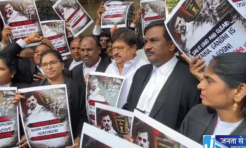 राहुल गांधी के खिलाफ तेलंगाना हाई कोर्ट में वकीलों का प्रदर्शन राहुल गांधी के खिलाफ तेलंगाना हाई कोर्ट में वकीलों का प्रदर्शन
