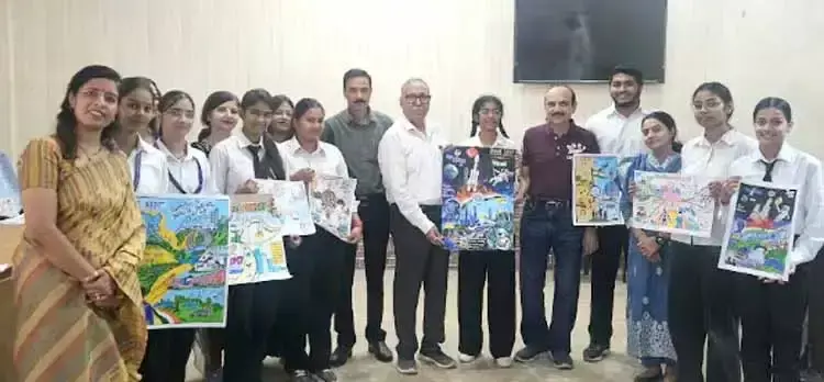 चित्रकला प्रतियोगिता में शालिनी और भूमिका ने हासिल किया पहला स्थान