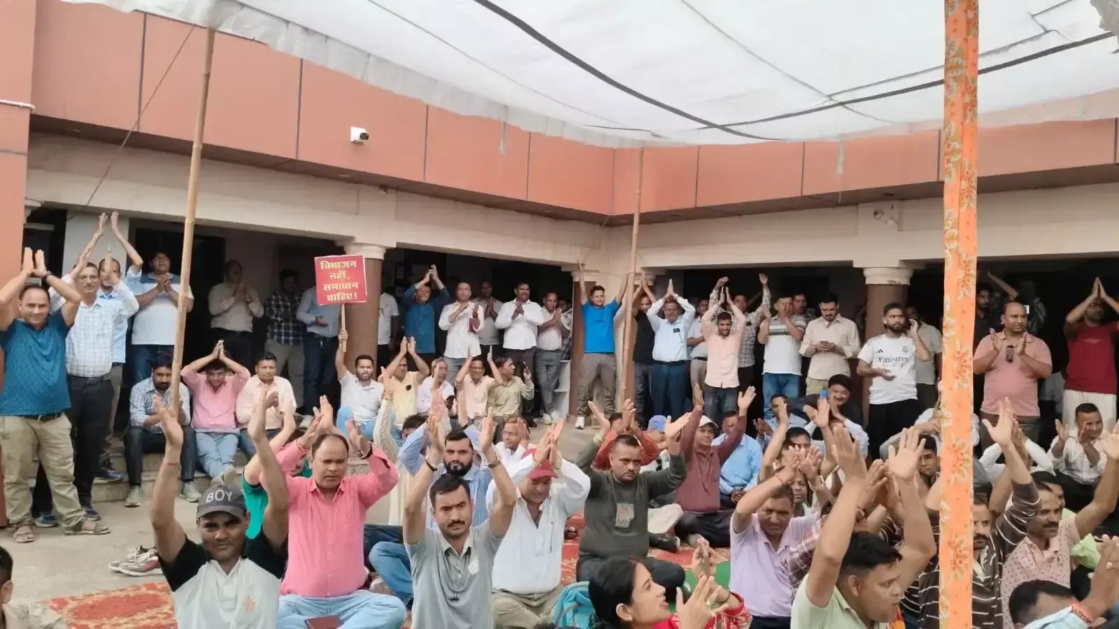 मांगों को लेकर सहकारी समितियों के कार्मिक हड़ताल पर मांगों को लेकर सहकारी समितियों के कार्मिक हड़ताल पर