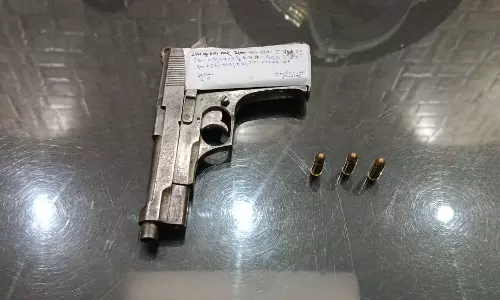 गोली चली फिर भी नहीं डरा एजेंट, 2 लुटेरे दबोचे गोली चली फिर भी नहीं डरा एजेंट, 2 लुटेरे दबोचे