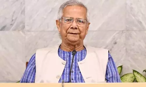 न्यूयॉर्क में नाराज बांग्लादेशी प्रवासियों ने मुहम्मद यूनुस को एयरपोर्ट पर घेरा, बोले आतंकवादी हो, यहां क्यों आए?