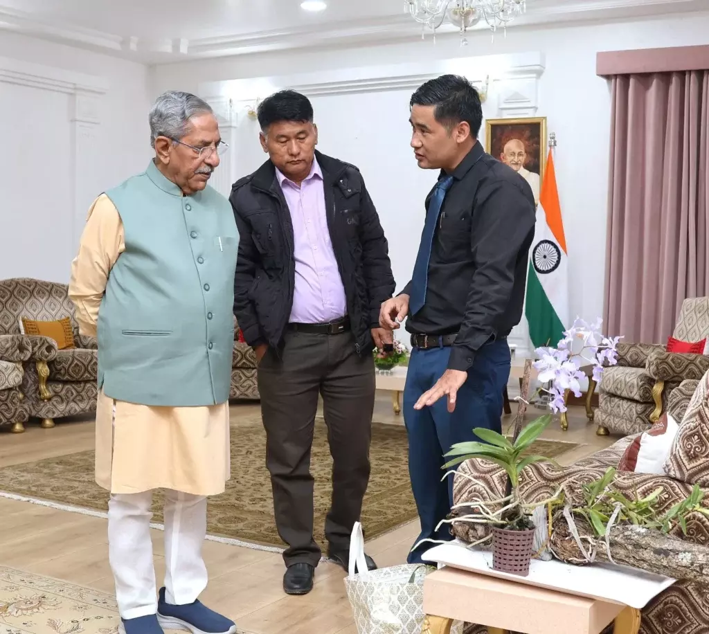NRS का प्रतिनिधिमंडल एक्टिव: रोडोडेंड्रोन संरक्षण पर गवर्नर से चर्चा NRS का प्रतिनिधिमंडल एक्टिव: रोडोडेंड्रोन संरक्षण पर गवर्नर से चर्चा