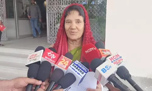 पटवारी और RI पर रिश्वत मांगने का आरोप, महिला पहुंची कलेक्टर के पास पटवारी और RI पर रिश्वत मांगने का आरोप, महिला पहुंची कलेक्टर के पास