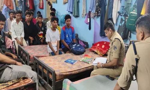 सुकमा SP का अनोखा अंदाज, छात्रावास में बच्चों को पढ़ाया विज्ञान सुकमा SP का अनोखा अंदाज, छात्रावास में बच्चों को पढ़ाया विज्ञान