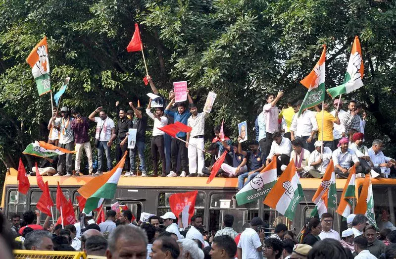 INDIA गठबंधन के समर्थक सड़कों पर, दिल्ली में प्रदर्शन INDIA गठबंधन के समर्थक सड़कों पर, दिल्ली में प्रदर्शन
