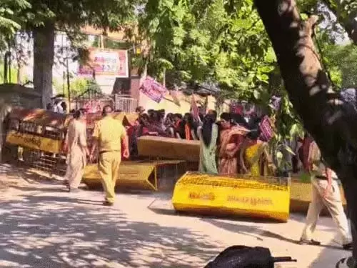CG NEWS: कांग्रेस भवन में घुसीं भाजपा नेत्रियां, जमकर हंगामा CG NEWS: कांग्रेस भवन में घुसीं भाजपा नेत्रियां, जमकर हंगामा