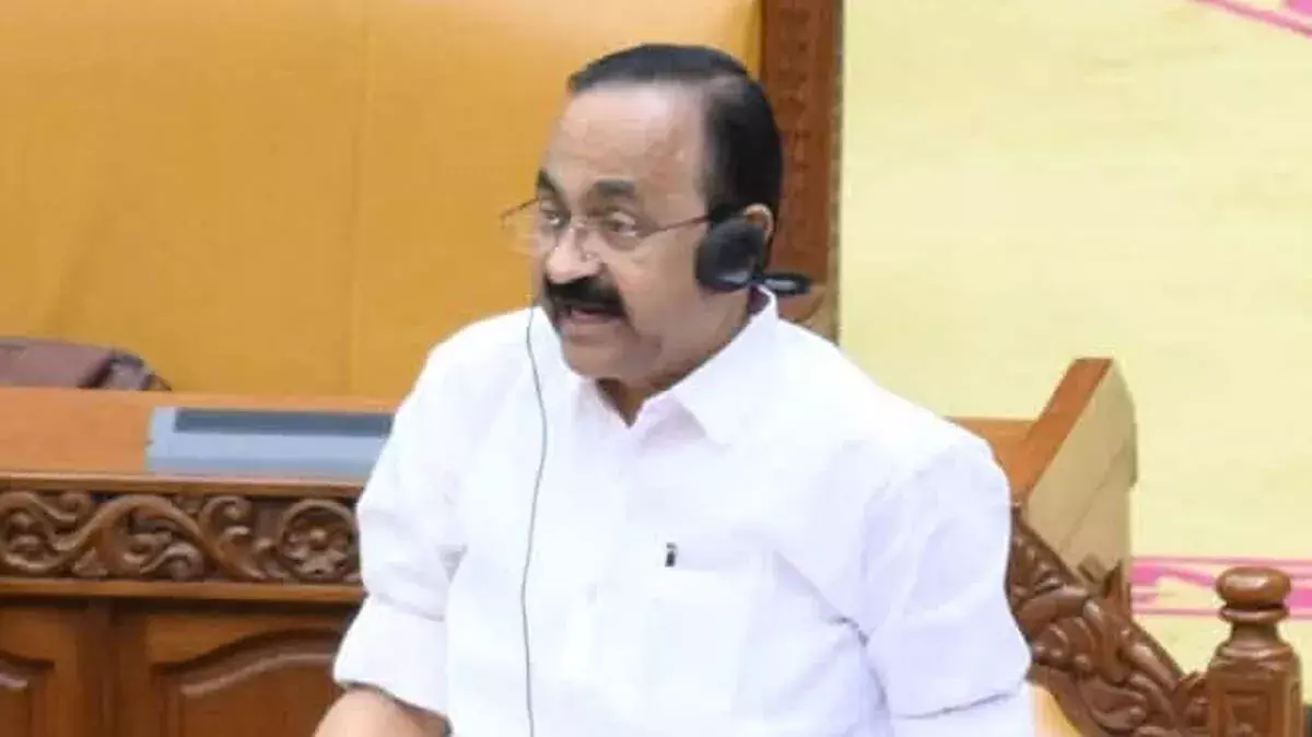 मंत्रियों की विदेश यात्राओं पर घिरे CM, खर्च उठाने वालों की जानकारी पर उठे सवाल मंत्रियों की विदेश यात्राओं पर घिरे CM, खर्च उठाने वालों की जानकारी पर उठे सवाल