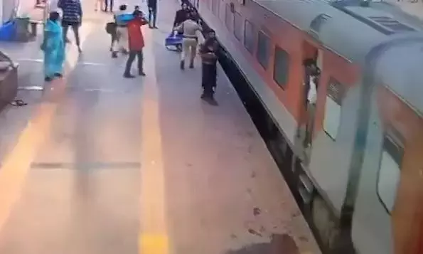 काचेगुडा: RPF कॉन्स्टेबल ने चलती ट्रेन के नीचे गिरने से एक व्यक्ति की जान बचाई काचेगुडा: RPF कॉन्स्टेबल ने चलती ट्रेन के नीचे गिरने से एक व्यक्ति की जान बचाई