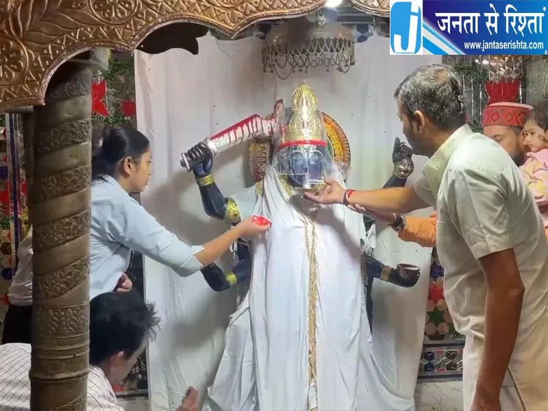 अंबाला में मां काली को 300 किलो दूध से कराया स्नान अंबाला में मां काली को 300 किलो दूध से कराया स्नान