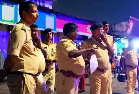 मंदिर के पास कचरे के ढेर में बोरे में मिला मांस, गुस्साए लोगों ने किया विरोध प्रदर्शन मंदिर के पास कचरे के ढेर में बोरे में मिला मांस, गुस्साए लोगों ने किया विरोध प्रदर्शन