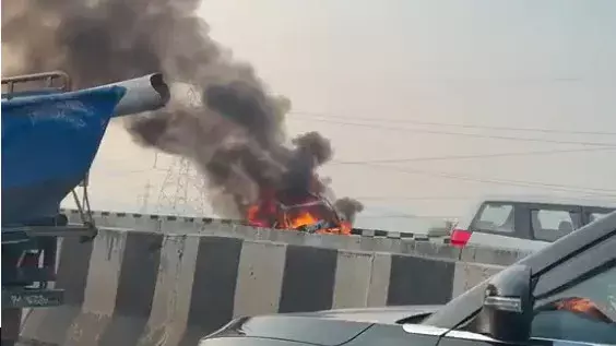 विजयवाड़ा में कार में आग लगने से चार लोग जिंदा जल गए विजयवाड़ा में कार में आग लगने से चार लोग जिंदा जल गए