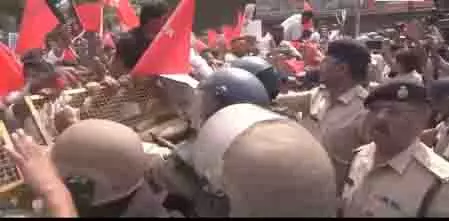 पटना में आईसा के लोक भवन मार्च के दौरान हंगामा, छात्रों ने बैरिकेड तोड़ा पटना में आईसा के लोक भवन मार्च के दौरान हंगामा, छात्रों ने बैरिकेड तोड़ा