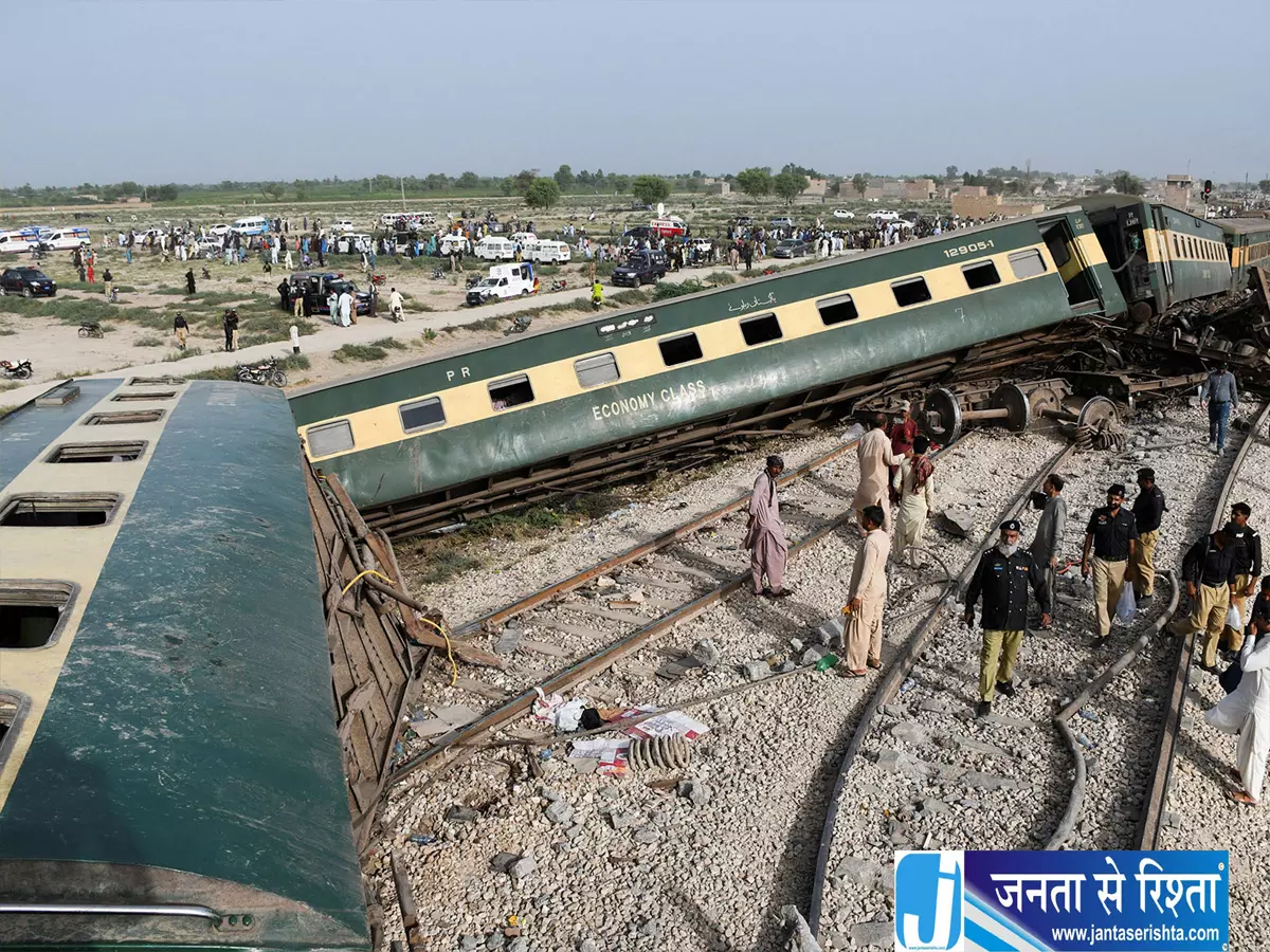पाकिस्तान में बड़ा रेल हादसा रहमान बाबा एक्सप्रेस के 14 डिब्बे पटरी से उतरे पाकिस्तान में बड़ा रेल हादसा रहमान बाबा एक्सप्रेस के 14 डिब्बे पटरी से उतरे