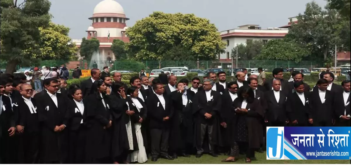 सुप्रीम कोर्ट परिसर में वकीलों का विरोध प्रदर्शन सुप्रीम कोर्ट परिसर में वकीलों का विरोध प्रदर्शन