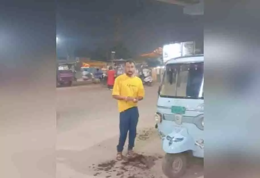 इतना गुस्सा! सवारी बैठाने को लेकर विवाद, ड्राइवर ने अपने ही ऑटो में लगा दी आग इतना गुस्सा! सवारी बैठाने को लेकर विवाद, ड्राइवर ने अपने ही ऑटो में लगा दी आग