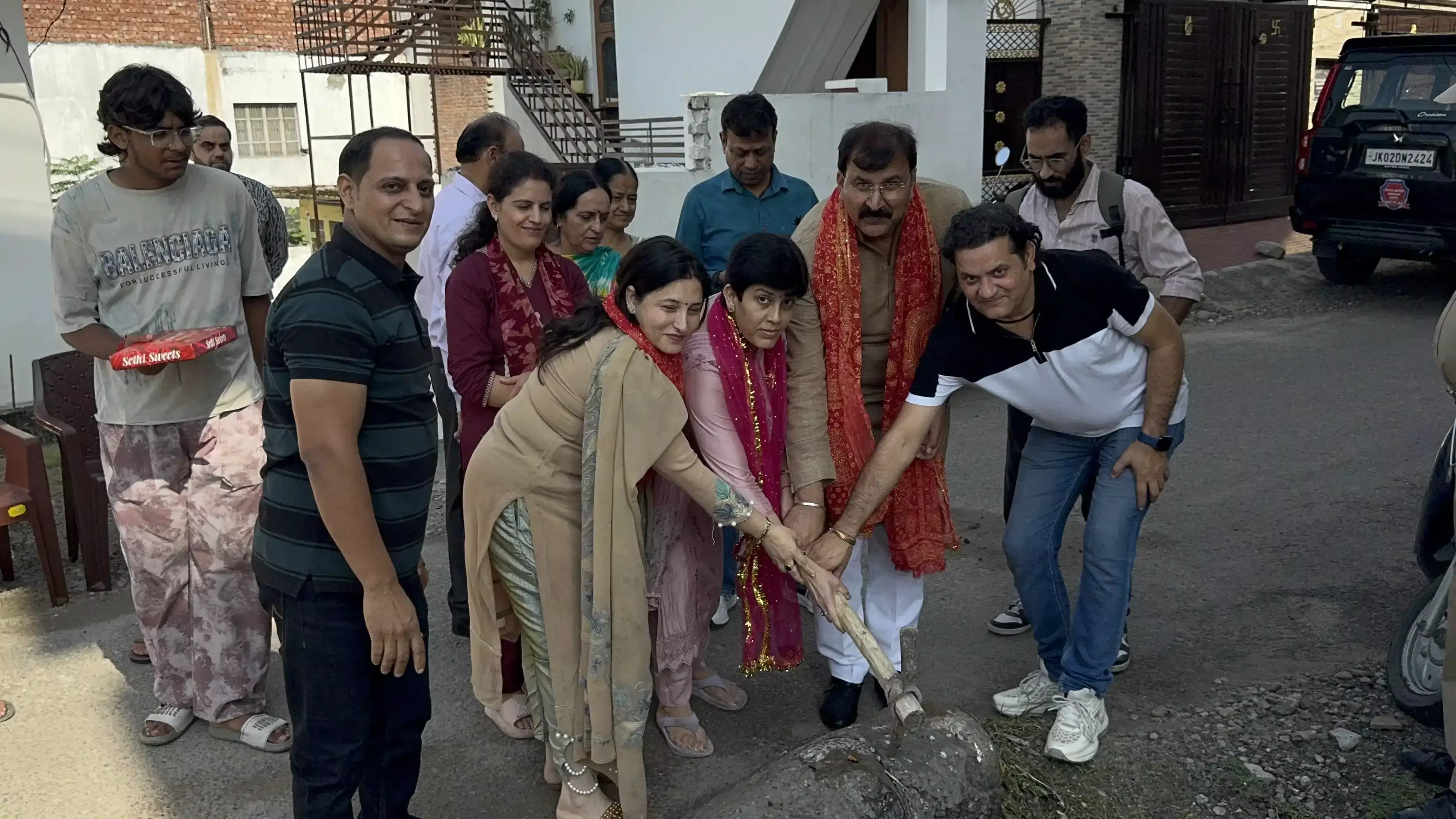 जम्मू पश्चिम में 70 लाख रुपये के विकास कार्यों की शुरुआत जम्मू पश्चिम में 70 लाख रुपये के विकास कार्यों की शुरुआत