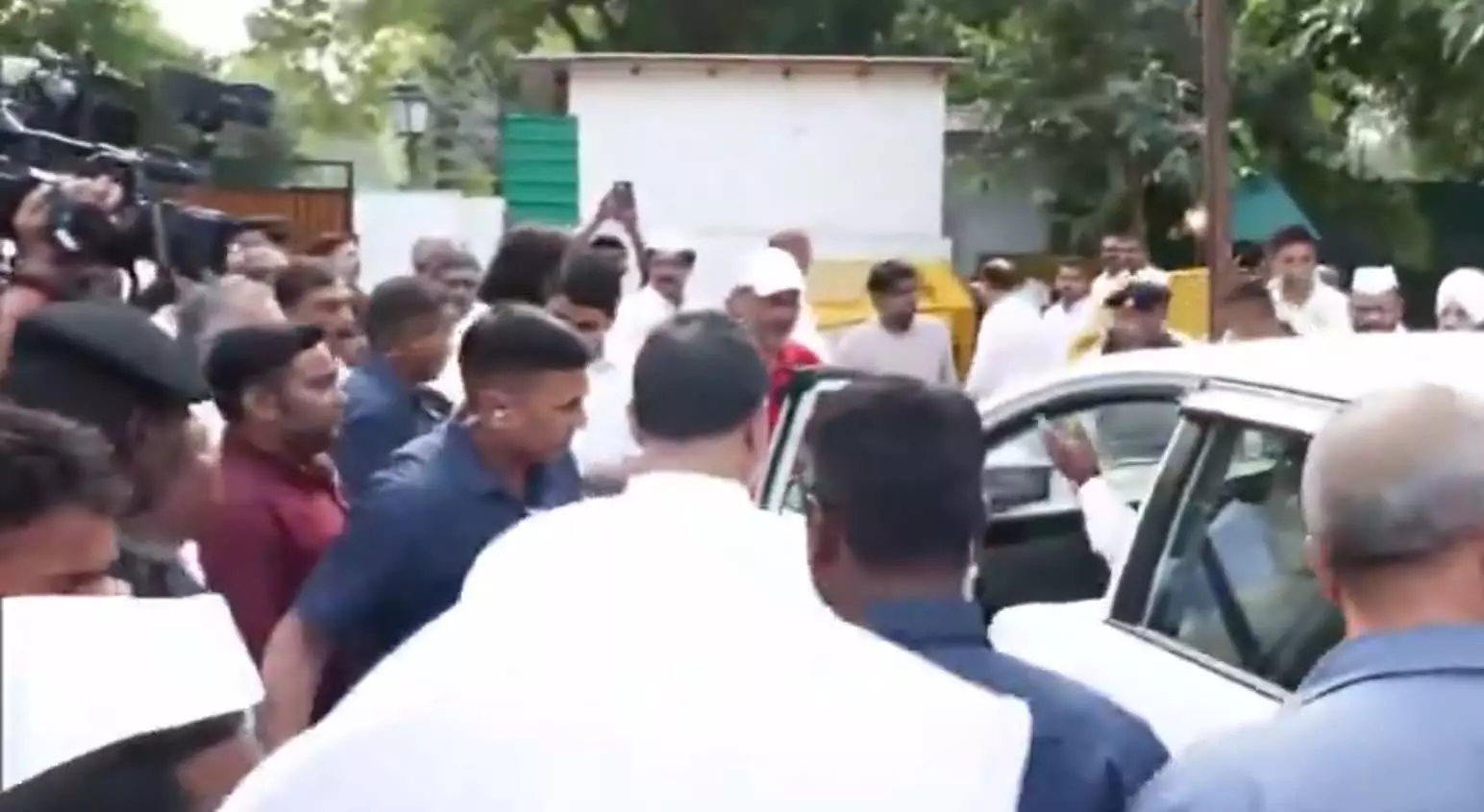 राहुल गांधी के घर चाय पर चर्चा, जुटने लगे नेता, देखें LIVE राहुल गांधी के घर चाय पर चर्चा, जुटने लगे नेता, देखें LIVE