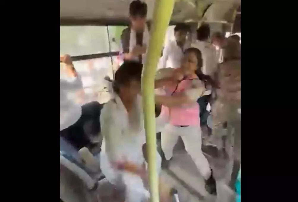 NSUI कार्यकर्ता और पुलिसकर्मी के बीच मारपीट, बस में मचा बवाल NSUI कार्यकर्ता और पुलिसकर्मी के बीच मारपीट, बस में मचा बवाल