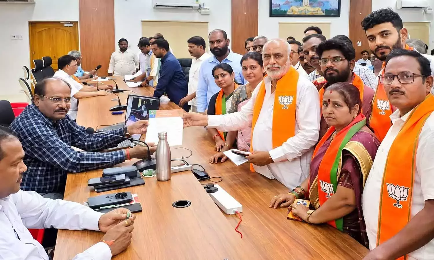 Andhra: बीजेपी ने कांग्रेस और वामपंथी दलों के खिलाफ कार्रवाई की मांग की Andhra: बीजेपी ने कांग्रेस और वामपंथी दलों के खिलाफ कार्रवाई की मांग की