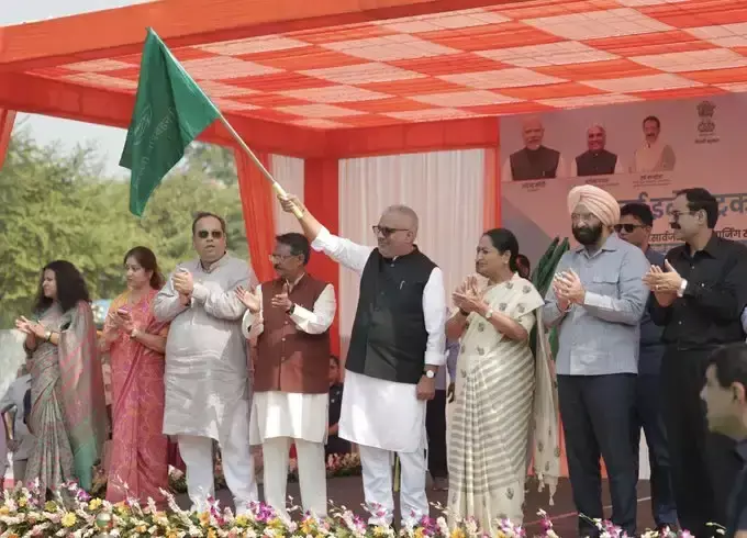 रेखा गुप्ता ने इलेक्ट्रिक बसों को दिखाई हरी झंडी, ईवी चार्जिंग सुविधा का भी शुभारंभ रेखा गुप्ता ने इलेक्ट्रिक बसों को दिखाई हरी झंडी, ईवी चार्जिंग सुविधा का भी शुभारंभ