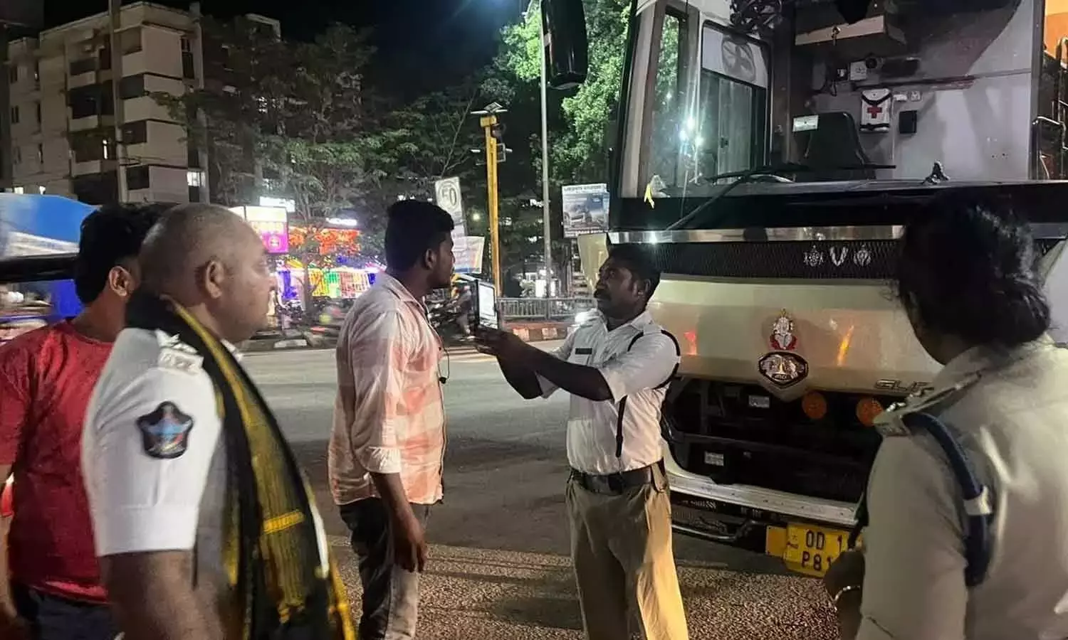 Andhra: कॉन्ट्रैक्ट कैरिज बसों के खिलाफ 96 मामले दर्ज किए गए Andhra: कॉन्ट्रैक्ट कैरिज बसों के खिलाफ 96 मामले दर्ज किए गए