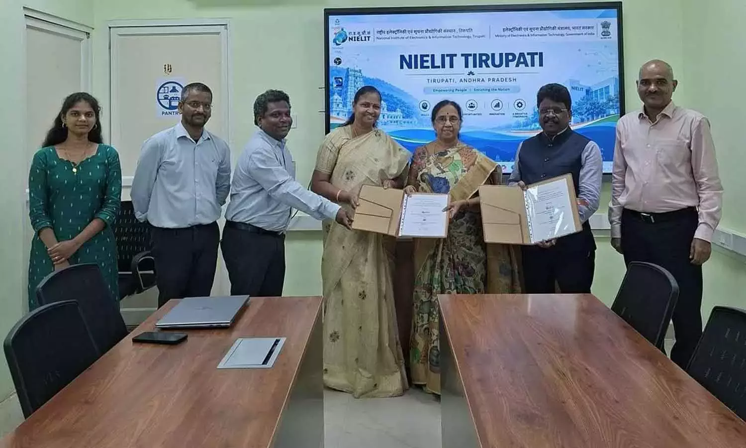 SPMVV और NIELIT ने डिजिटल लर्निंग को बढ़ावा देने के लिए MoU पर हस्ताक्षर किए SPMVV और NIELIT ने डिजिटल लर्निंग को बढ़ावा देने के लिए MoU पर हस्ताक्षर किए