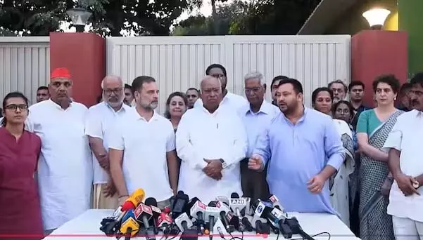 राहुल गांधी के घर जुटा विपक्ष, वोट चोरी के खिलाफ बड़ा ऐलान राहुल गांधी के घर जुटा विपक्ष, वोट चोरी के खिलाफ बड़ा ऐलान