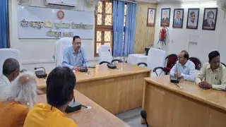 करोड़ों खर्च, फिर भी 111 स्कूलों में बेंच का इंतजार करोड़ों खर्च, फिर भी 111 स्कूलों में बेंच का इंतजार