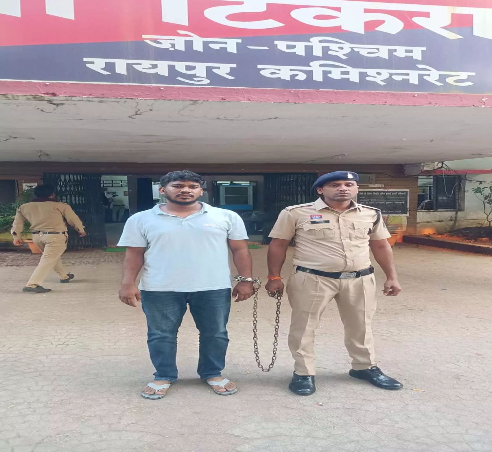 रायपुर में 2 किलो गांजा जब्त, युवक गिरफ्तार रायपुर में 2 किलो गांजा जब्त, युवक गिरफ्तार