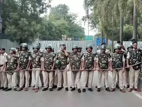 बिलासपुर में कांग्रेस का हंगामा, पुलिस से भिड़े प्रदर्शनकारी बिलासपुर में कांग्रेस का हंगामा, पुलिस से भिड़े प्रदर्शनकारी