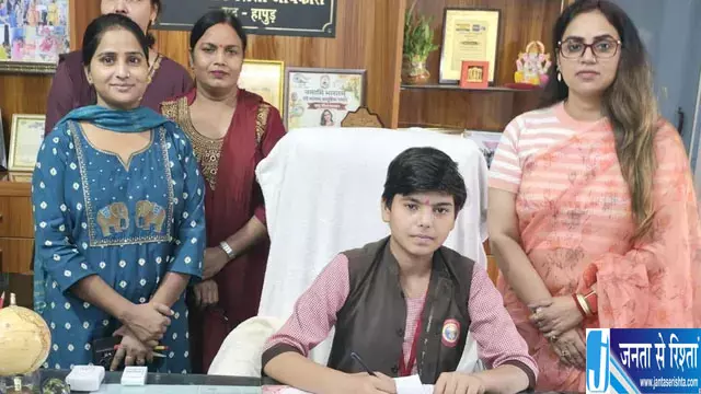 आठवीं की छात्रा अनुष्का बनीं एक दिन की अफसर आठवीं की छात्रा अनुष्का बनीं एक दिन की अफसर