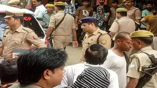 पत्नी के चरित्र पर शक, गला दबाकर हत्या पत्नी के चरित्र पर शक, गला दबाकर हत्या