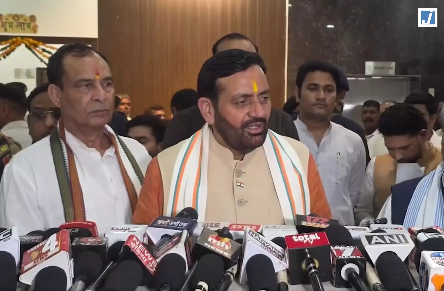 राहुल गांधी पर CM सैनी का हमला, बोले- अमेठी छोड़कर वायनाड भाग गए राहुल गांधी पर CM सैनी का हमला, बोले- अमेठी छोड़कर वायनाड भाग गए