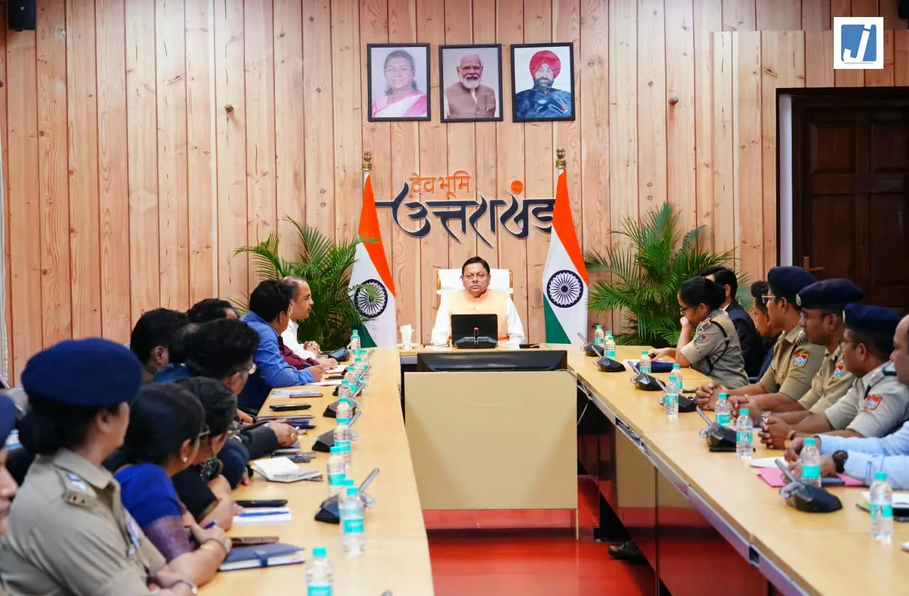 मुख्यमंत्री आवास में देर रात तक जिलाधिकारियों और एसएसपी के साथ ली चार घंटे से अधिक मेराथन मुख्यमंत्री आवास में देर रात तक जिलाधिकारियों और एसएसपी के साथ ली चार घंटे से अधिक मेराथन