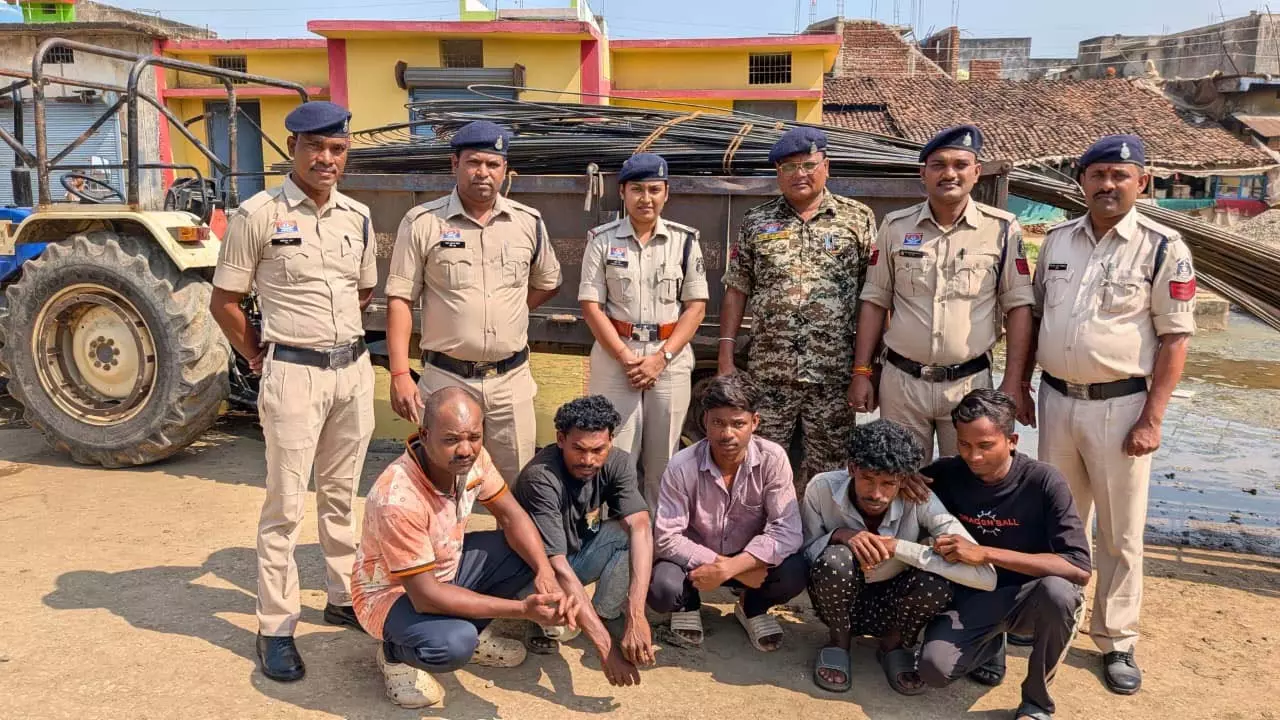 CG: स्कूल से 20 बंडल सरिया चोरी, 5 आरोपी गिरफ्तार CG: स्कूल से 20 बंडल सरिया चोरी, 5 आरोपी गिरफ्तार
