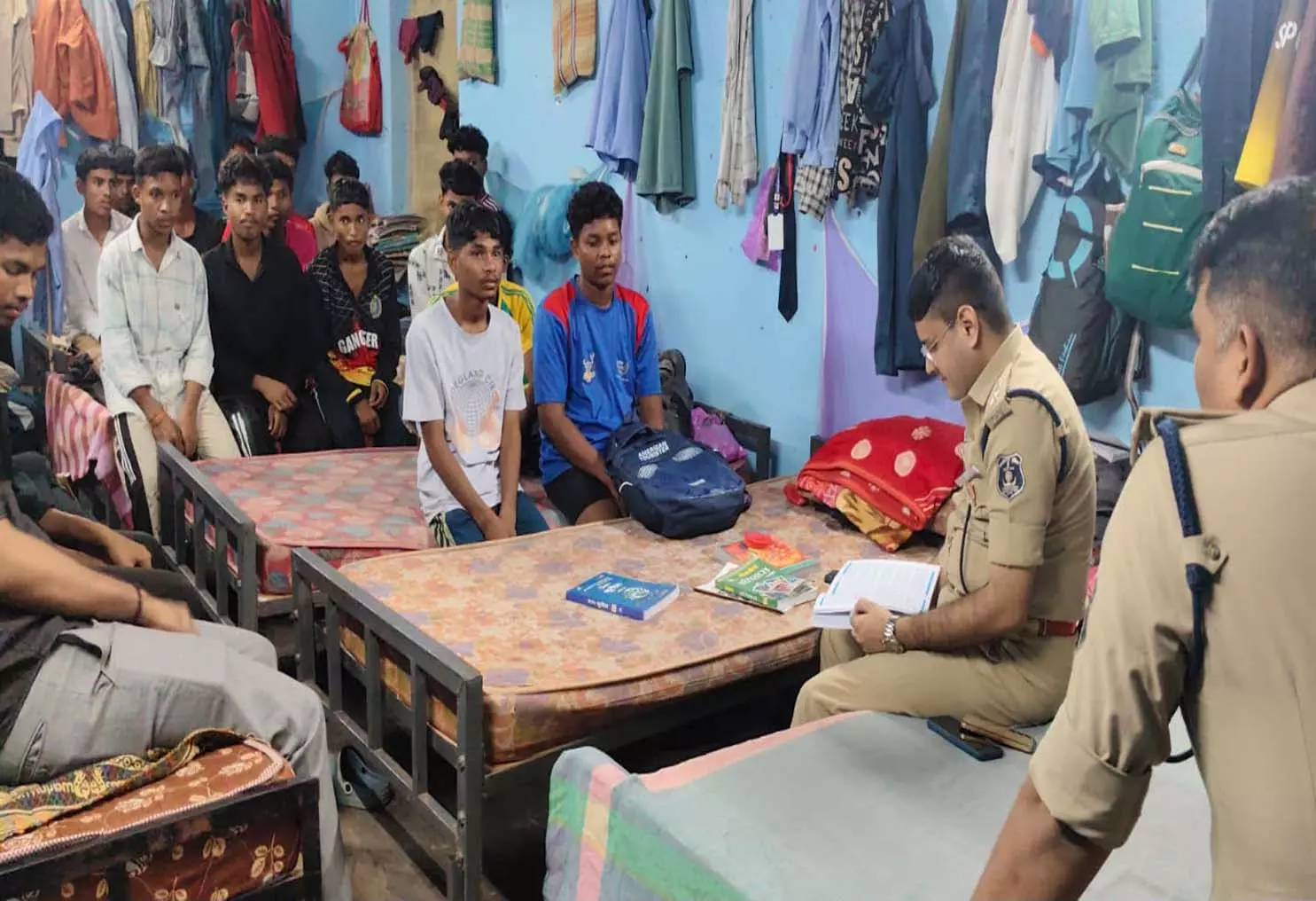 सुकमा SP का अनोखा अंदाज, छात्रावास में बच्चों को पढ़ाया विज्ञान सुकमा SP का अनोखा अंदाज, छात्रावास में बच्चों को पढ़ाया विज्ञान