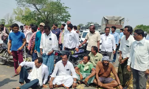 बिजली कटौती से नाराज किसानों ने किया सड़क जाम बिजली कटौती से नाराज किसानों ने किया सड़क जाम